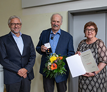 Prof. Hans-Jochen Heinze, Prof. Klaus Mohnike und Gesundheitsministerin Petra Grimm-Benne bei der Verleihung der Ehrennadel des Landes Sachsen-Anhalt.